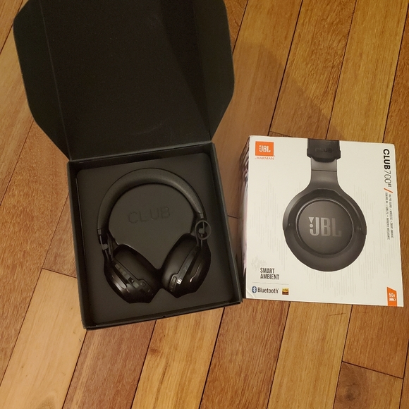 NEW JBL Club 700BT Wireless On-ear Headphones - Picture 10 of 11